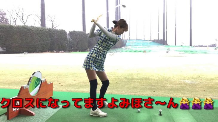 ソフトボールの経験を生かして、バッティングの要素をゴルフスイングに取り入れることを閃いて自主練習に励むモデルの新井美穂さん
