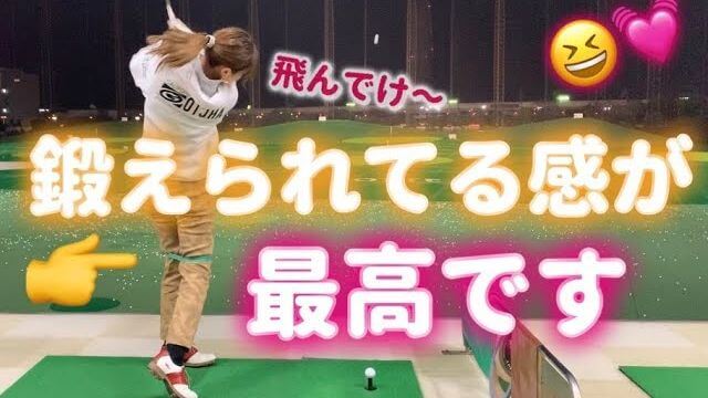 ゴムを落とさなければ、顔が前に出ないぞ！ドリル｜トレーニング用のゴムチューブを使ってゴルフの自主練をするモデルの新井美穂さん